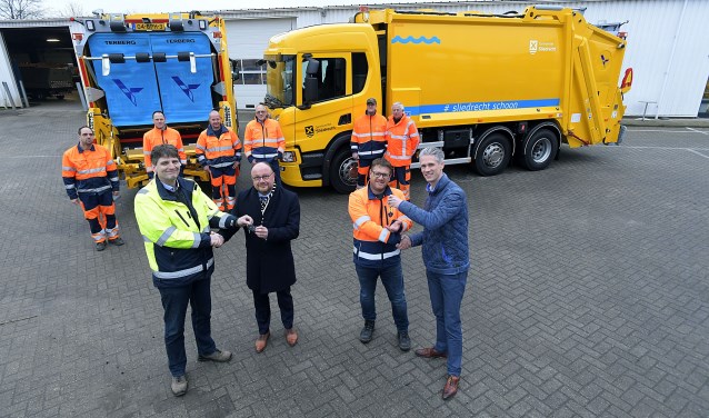 Nieuwe vuilniswagens voor Sliedrecht, Overhandiging nieuwe vuilniswagens