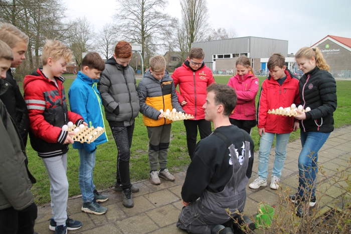 Boer Elton vertelt de kinderen alles over het ei