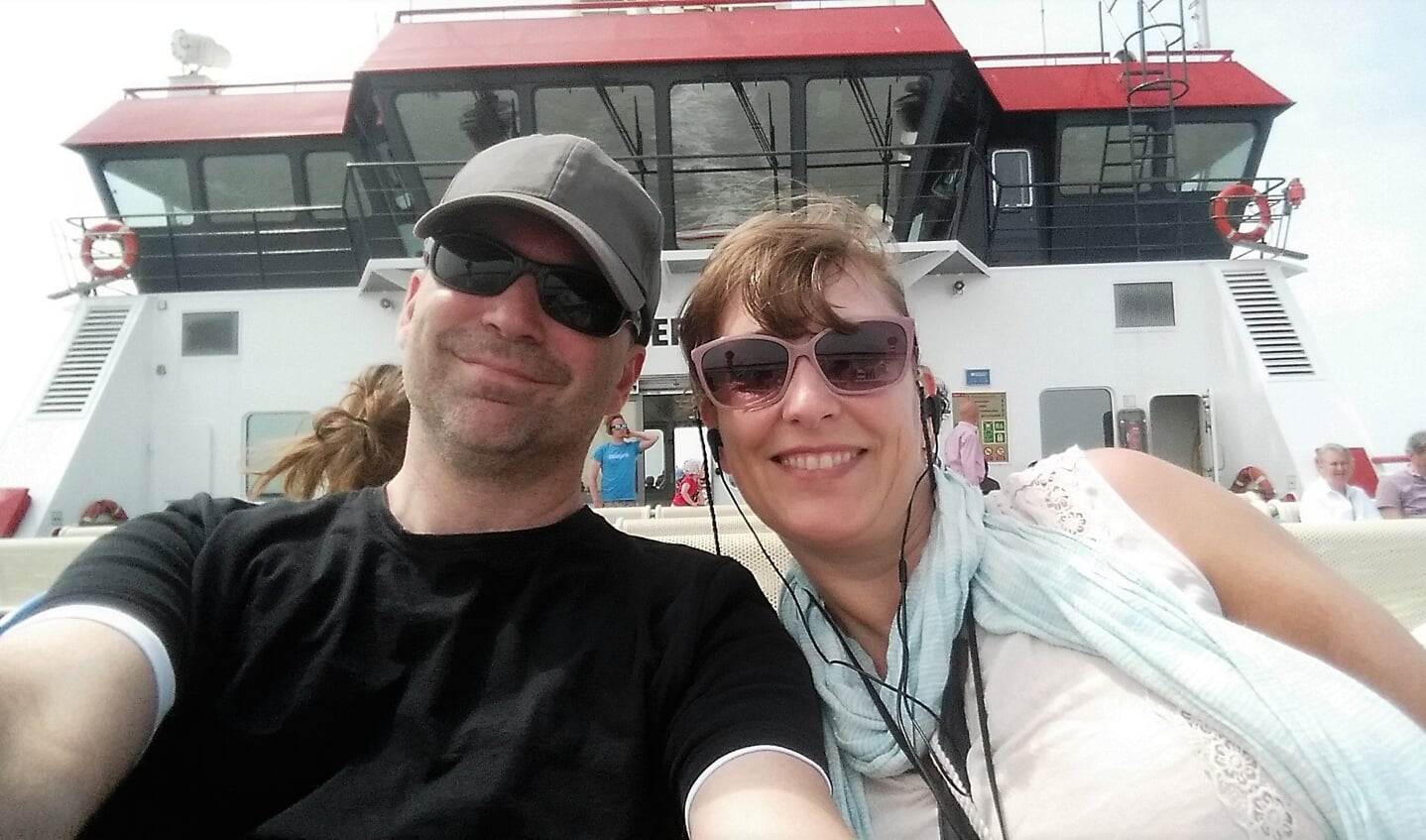 Lisette Ruzius en partner Huib van Verseveld op de boot naar Ameland