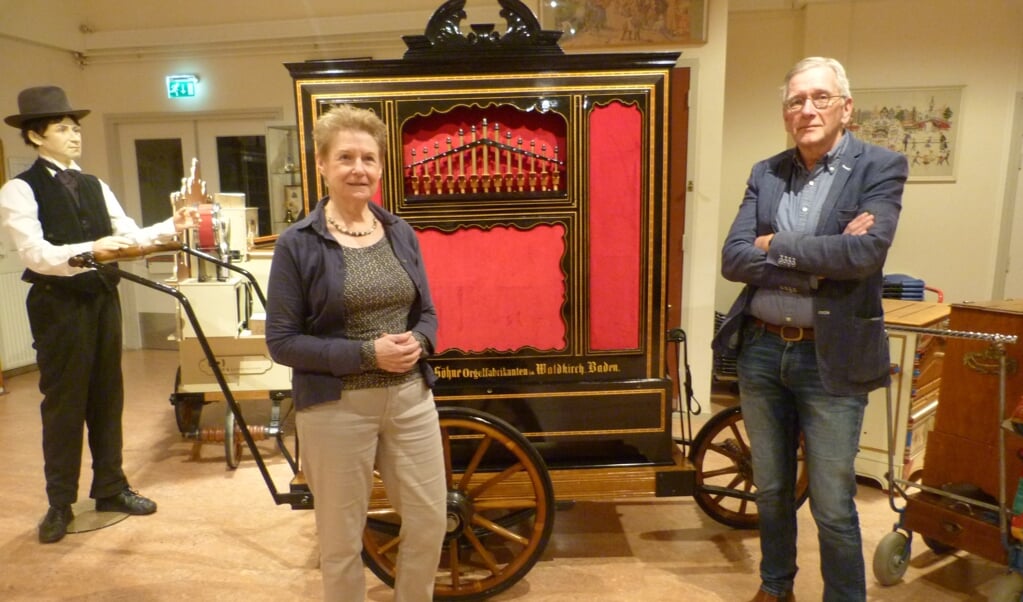 Riet Beaujean, verantwoordelijk voor de communicatie, en directeur Jos van Ginkel geven een rondleiding door het museum.