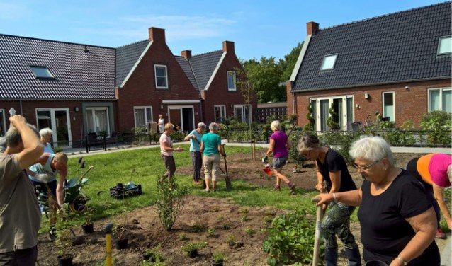 Bewoners van een Knarrenhof in Zwolle aan het werk in de gezamenlijke tuin.
