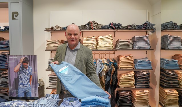 Eigenaar Ad Baas showt zijn collectie van Pierre Cardin.