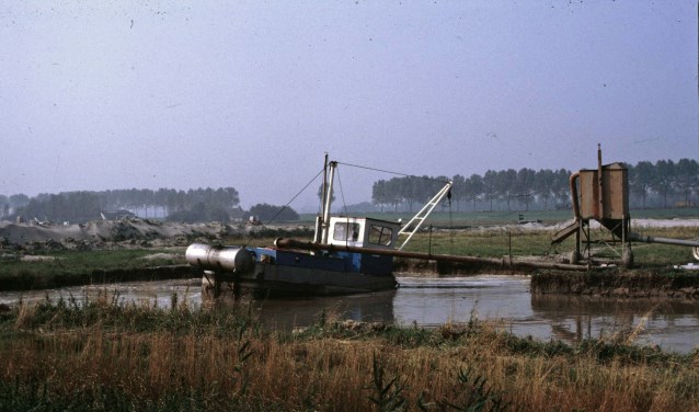 Opspuiten zand bij Spieringweg / Vijfhuizen t.b.v. omturnen tot Bollengrond, C. de Wolff-Veerman, Collectie Haarlemmermuseum de Cruquius, 2 juni 1986, fotonr. 052690.