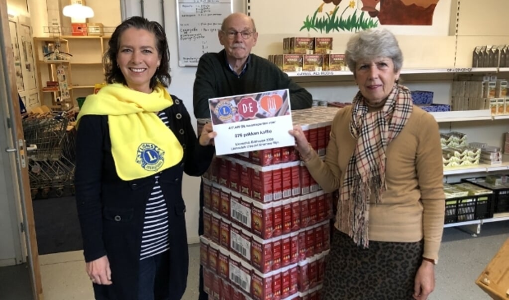 Een pallet met 876 pakken DE koffie voor de Voedselbank