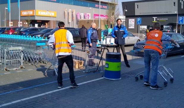 Wethouder Herbert Raat draait de komende tijd wekelijks diensten mee met de handhavers.