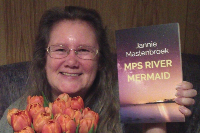 Jannie Mastenbroek met haar boek MPS River Mermaid