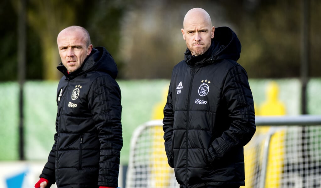 Alfred Schreuder (links) was vorig seizoen volgens Dusan Tadic een belangrijke schakel bij Ajax. Rechts hoofdtrainer Erik ten Hag.