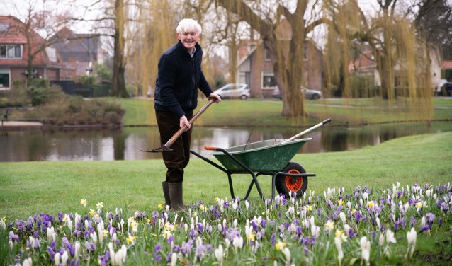 Dinus Grotenhuis aan het werk bij zijn geliefde Oranjevijver.