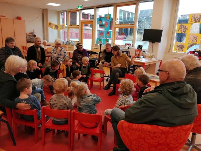 Bewoners van de Kleefsehoek op bezoek bij peuteropvang Duimelotje