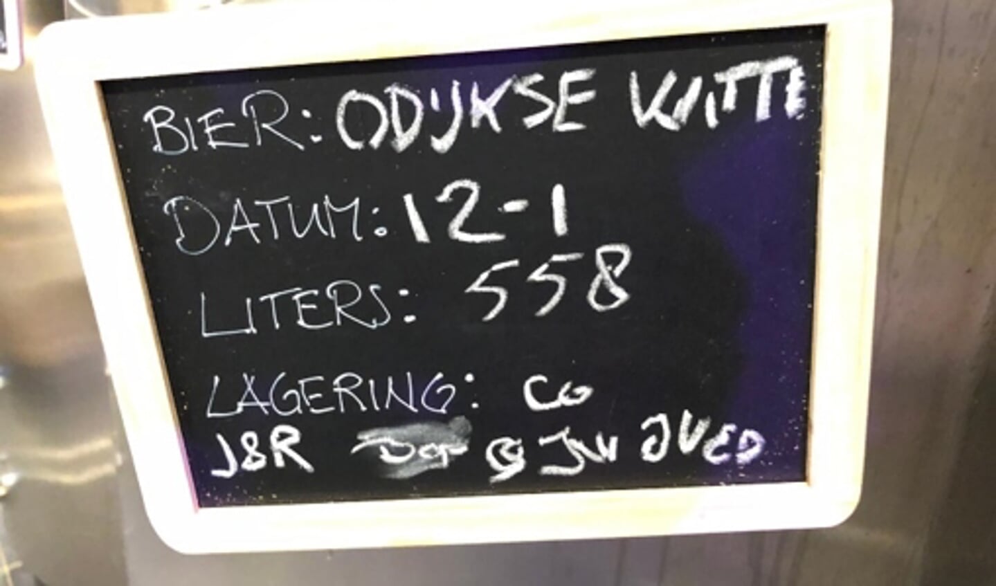 Bordje op bierketel met Odijkse Witte in Stadsbrouwerij De Dikke, januari 2020