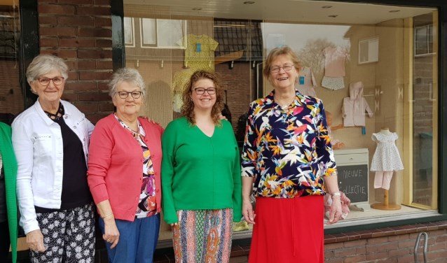 Vrijdag drie modeshows bij Ton van Brenen in Doorn. Op de foto v.l.n.r: Nanny Baggerman, Jeanette van Beek, Nera Spies, Joyce Chatelain en Jetske Dekker