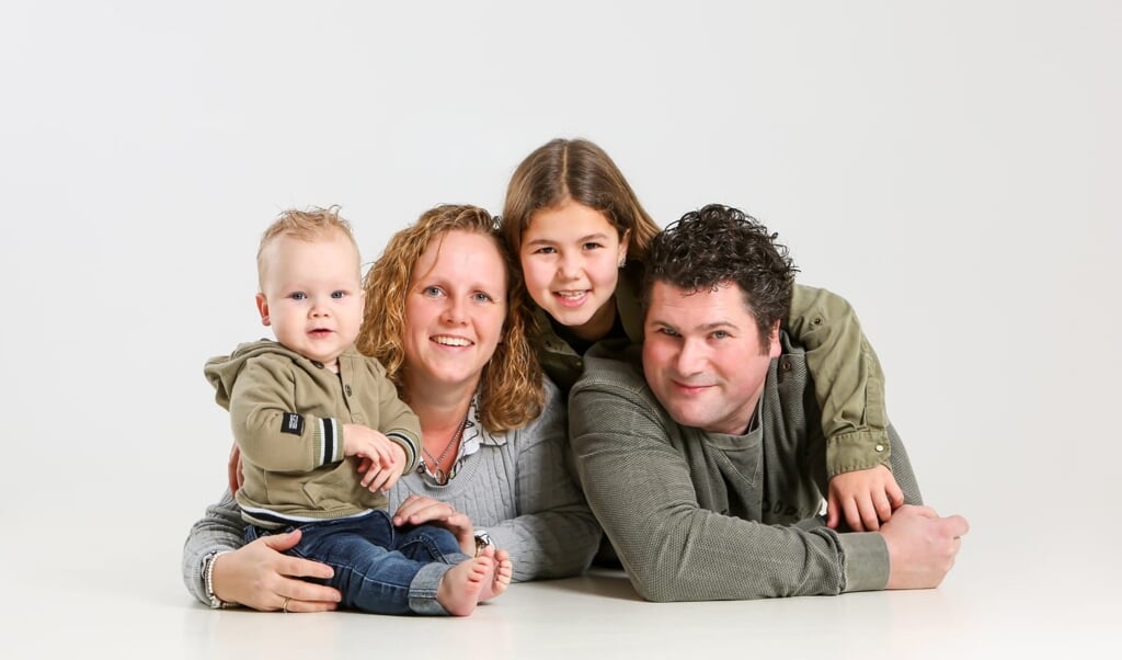 Suzan Marissen en Wilfred van Hunen met hun twee kinderen.