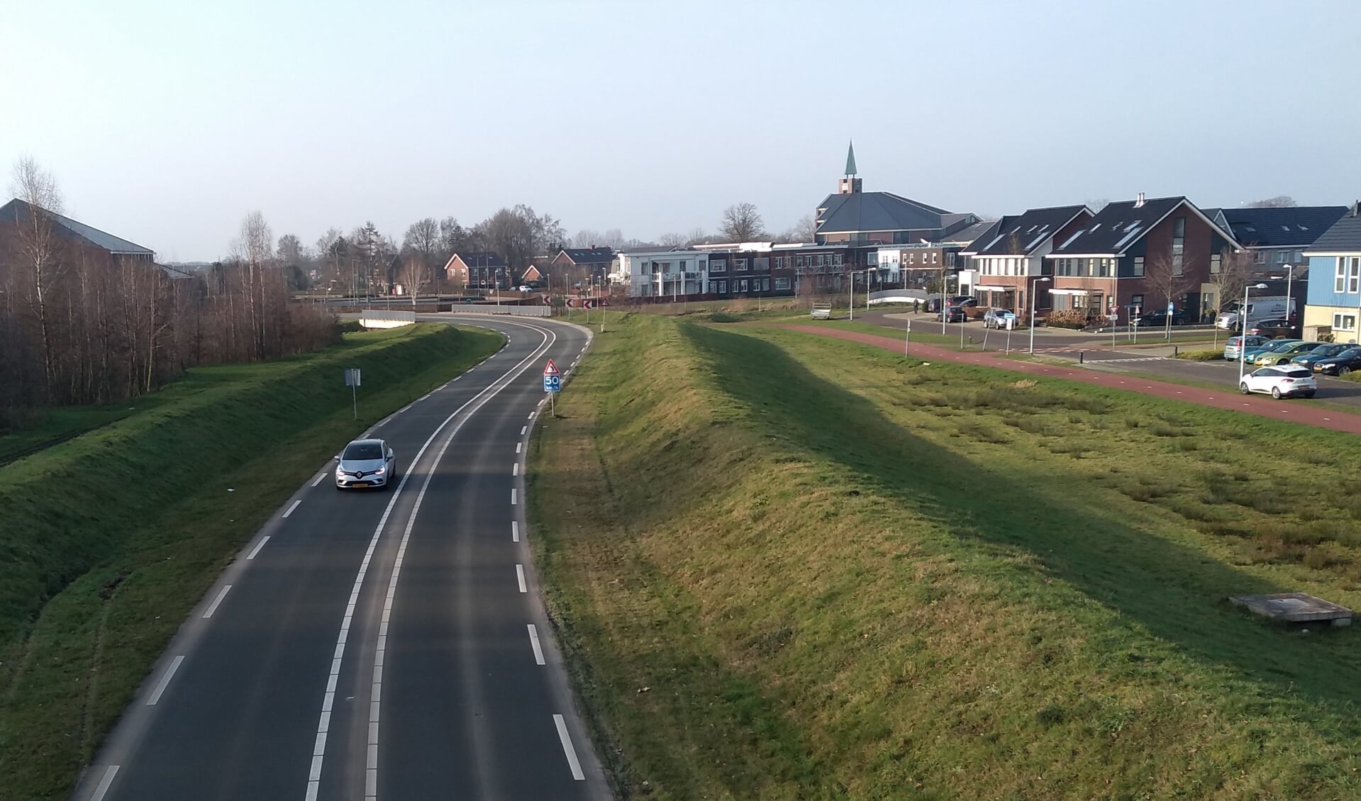 De Hoenderlaan ten zuiden van woonwijk Veller moet op een later moment onderdeel worden van de nieuwe oostelijke rondweg om Barneveld.
