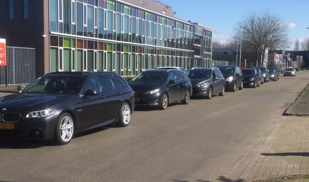 Rij bij afvalbrengstation.