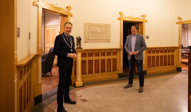 Burgemeester Mark Röell en wethouder Hugo Prakke voorafgaand aan de raadsvergadering.