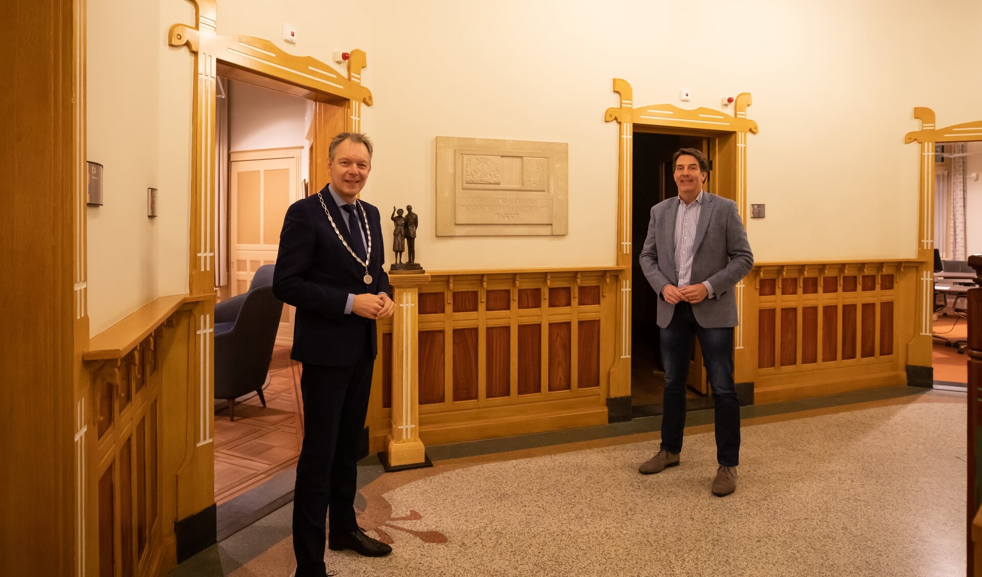 Burgemeester Mark Röell en wethouder Hugo Prakke voorafgaand aan de raadsvergadering.