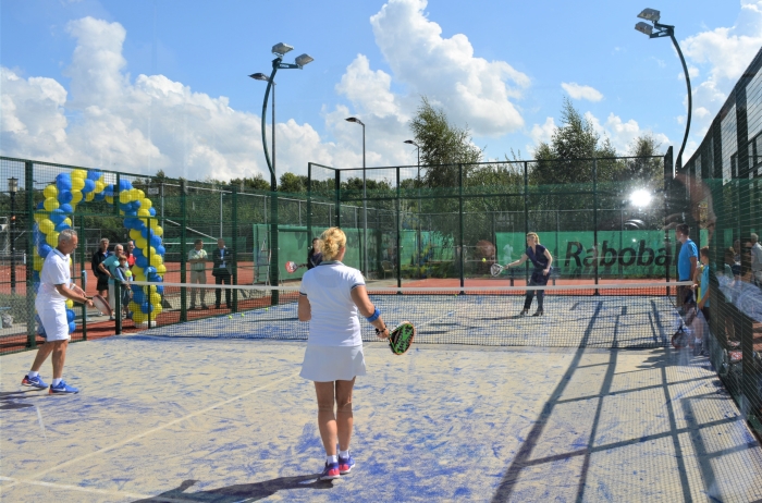 Jack Engelaar en Ina van Lavieren samen op de baan om de Heidehoogheden kennis te laten maken met de padelsport bij Keltenwoud. .