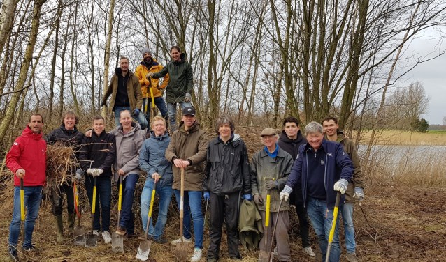 De vrijwilligers van MeerGroen staan klaar om aan de slag te gaan.