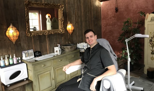 Robin van der Hoeven in zijn salon De Beauty Lodge. ,,Ik wil mensen uit hun dagelijkse stress halen.''