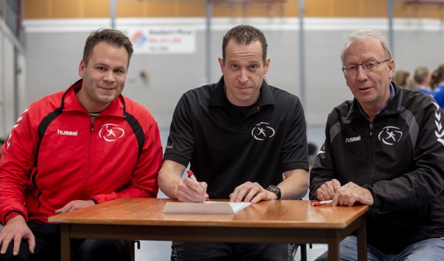 Sander Barents (midden) tekent voor het derde seizoen bij.