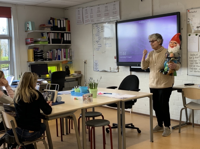 Ria en kabouter Harry vertellen in groep 8 over eenzaamheid