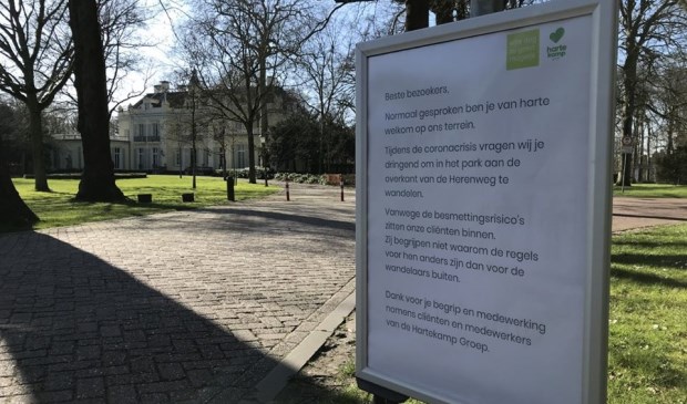 De oproep die bij het terrein van De Hartekamp staat.