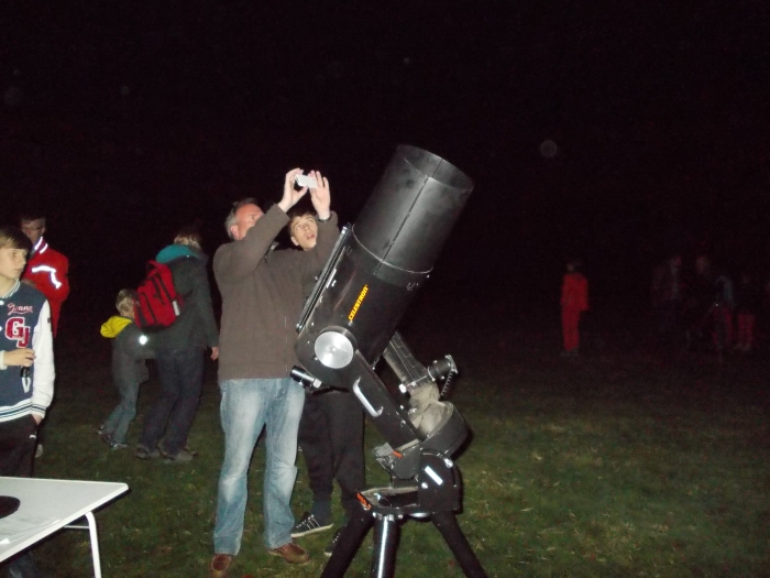 Door telescopen kijken naar sterren en planeten