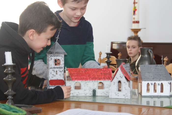 Zo zag de Odijkse kerk eruit in 2018, voor hij beschadigd raakte door de storm, zien de Beurthonk leerlingen tijdens een geschiedenisles in het Witte Kerkje