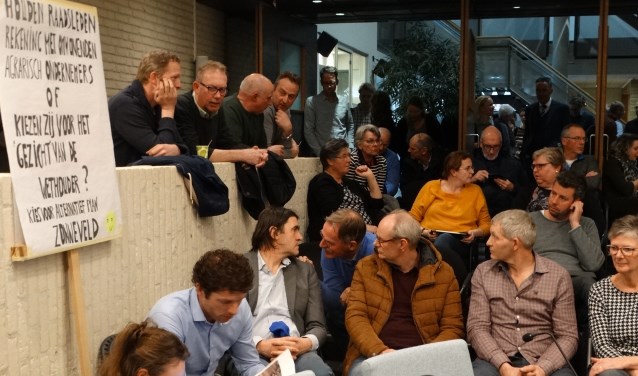 Overvolle tribune met stoeltjes tot in de hal