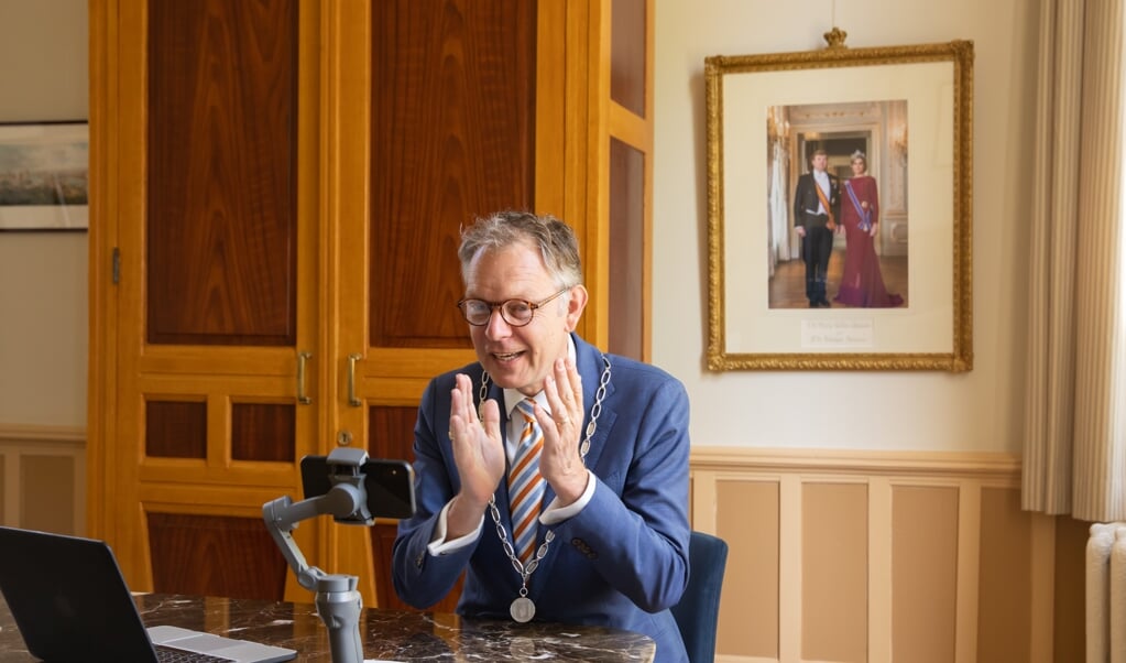 Burgemeester Mark Röell bij de digitale uitreiking van de lintjes in 2020.