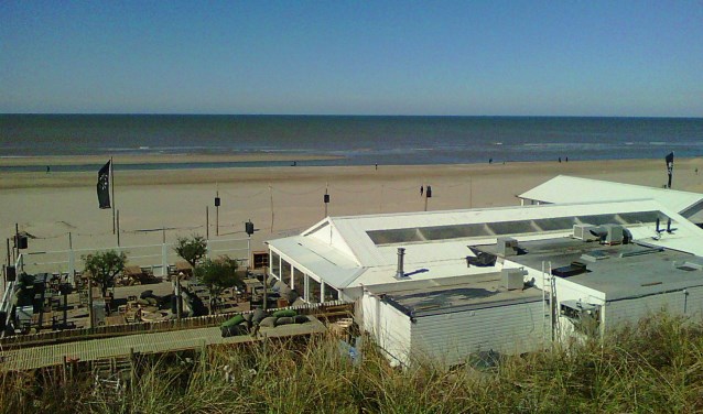 Een leeg Zandvoorts strand op 22 maart, nadat de wegen naar de stranden ook toen afgesloten werden.