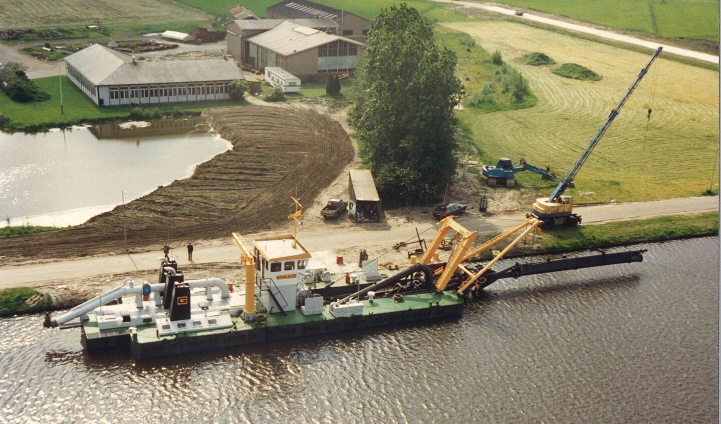 In 1986 lag er een zandzuiger ter afbouw in de Arkervaart. Het bedrijf ligt nog in ed weilanden.