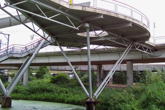 Zeer ongemakkelijke constructie entree NS station Duivendrecht