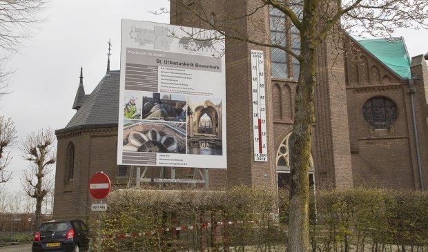 Het bouwbord bij de kerk geeft aan dat de werkzaamheden zijn begonnen.
