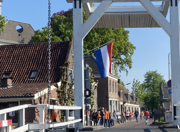 Kerkstraat met Oranjeoptocht 2020