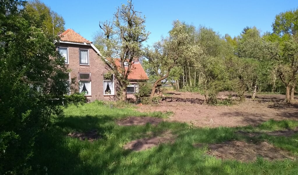 De voormalige boerderij aan de Emelaarseweg in Achterveld. Het huis is verkocht, op het omliggende terrein komt een ecopark met een zonneveld.