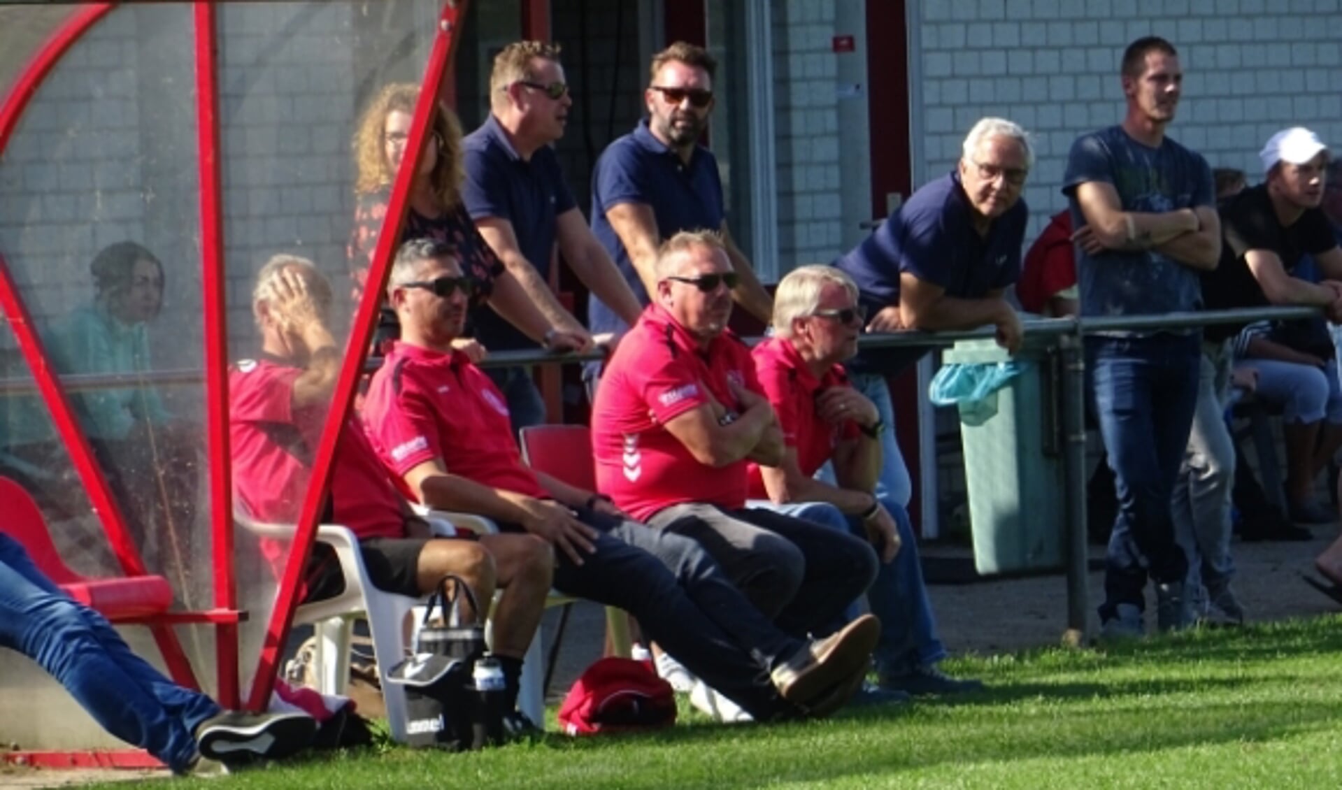 Ex ONA '53-trainer Marcel Nijhuis (op archieffoto, tweede van rechts) wordt komend seizoen de trainer van SV Buren. 