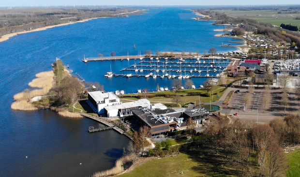 Een luchtfoto van de haven.