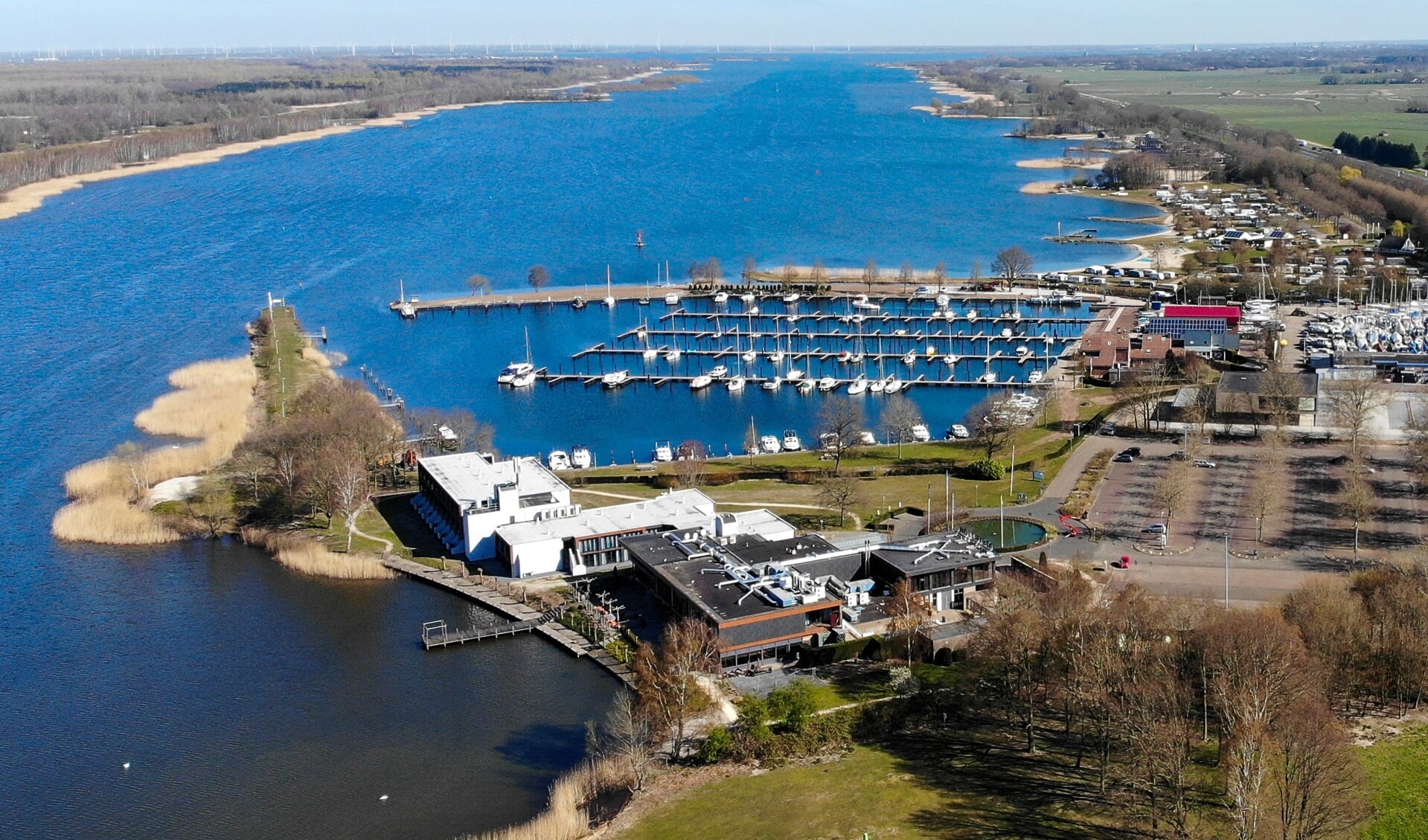 Een luchtfoto van de haven. 