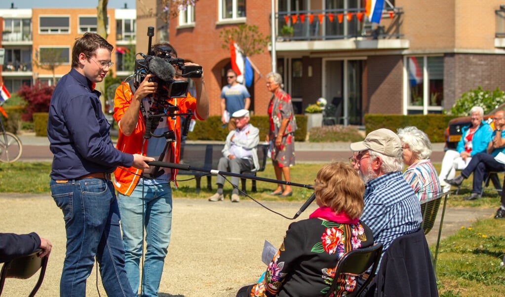 Interviewer Rik Bronkhorst (links) en cameraman Peter Tijssen interviewen bewoners van de Cromme Acker Staete in Voorthuizen.