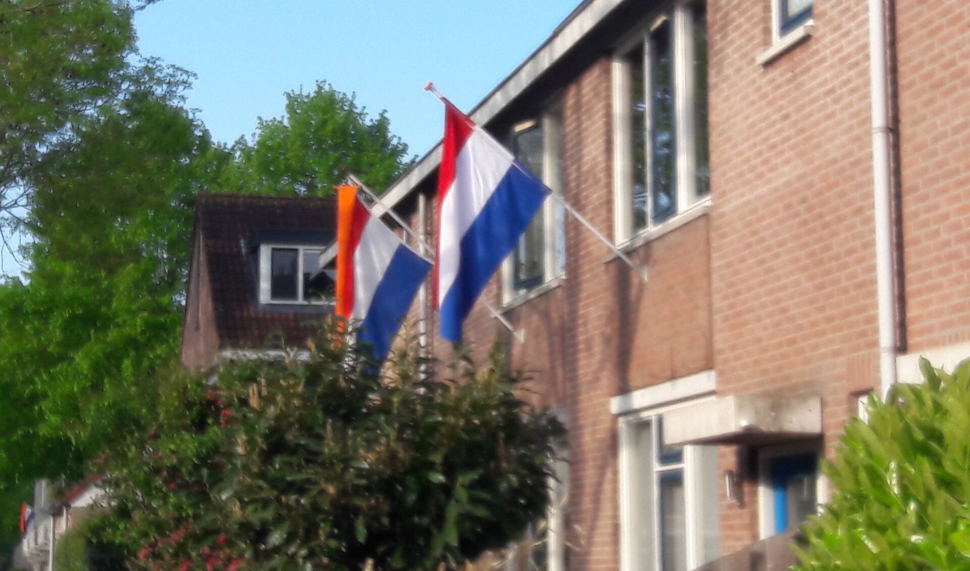 De vele vlaggen leveren een vrolijk straatbeeld op