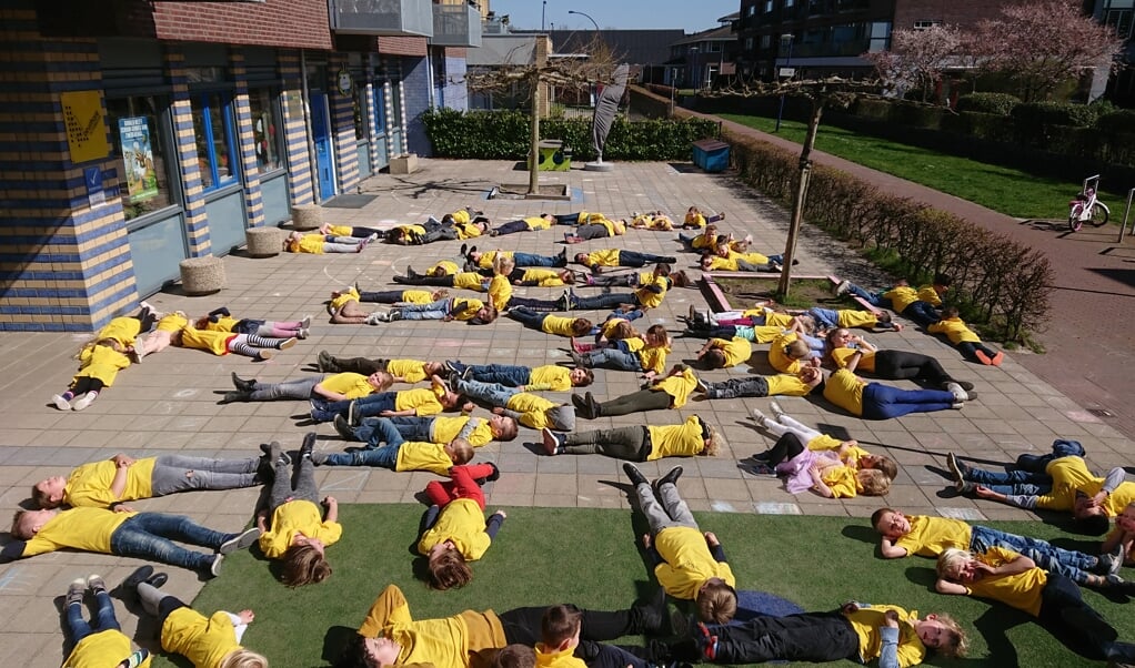 Archieffoto: Leerlingen van Beurthonk liggen klaar voor de beelden voor Google Earth.