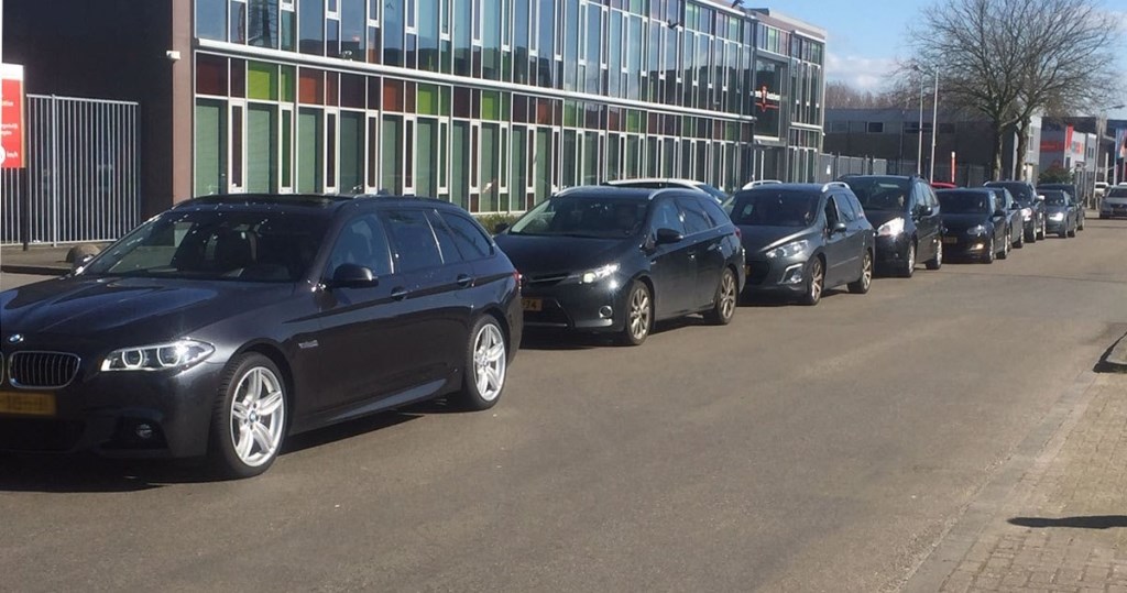 Maximaal 10 auto’s of fietsen mogen tegelijk het afvalbrengstation op. Daarom zijn er lange wachttijden.
