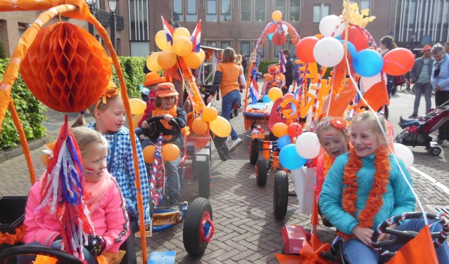 Een foto van de optocht tijdens eerdere edities van Koningsdag.