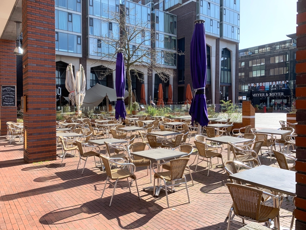 <p>Leeg terras op Stadsplein in Amstelveen.</p>