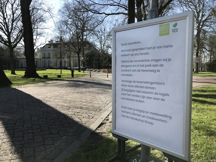 Het bord aan de ingang van Hartekamp
