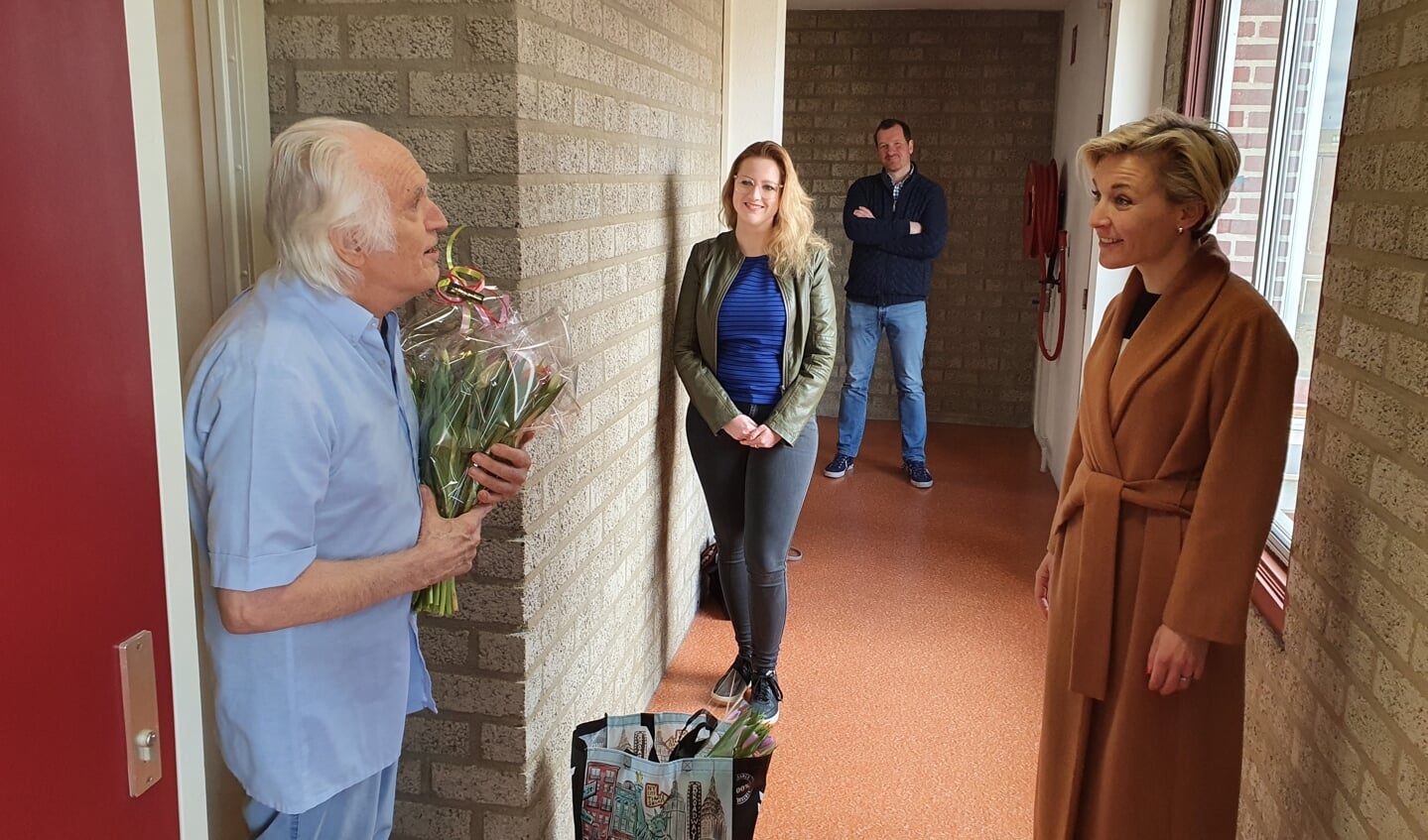 Burgemeester Iris Meerts bezorgt boodschappen