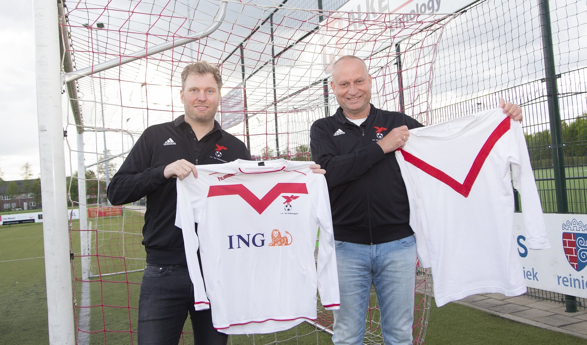 Robert en Bert van den Broek tonen het huidige en oude tricot van Valleivogels. Robert neemt volgend seizoen de rol van leider bij de hoofdmacht van zijn vader over.