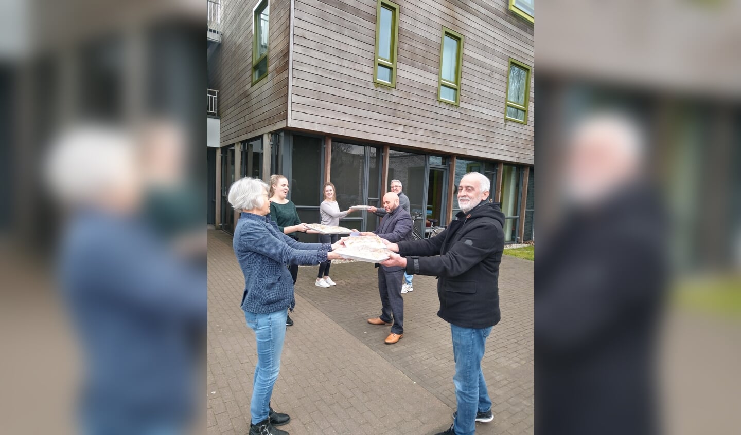 Bij de overhandiging van schalen heerlijke Marokkaanse koekjes óók anderhalve meter afstand!