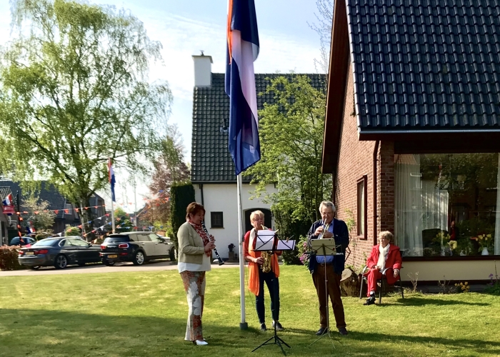 Hetty (links) op de klarinet, Geeke (midden) op de saxofoon en Joop (rechts) op de trompet.